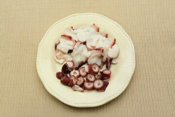 茹でた水ダコの刺身