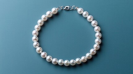 Obraz premium A layered pearl necklace, creating a timeless and chic accessory for both formal and casual fashion looks