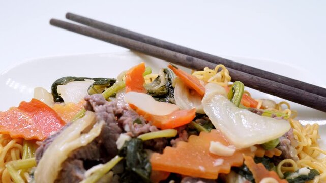 Mi Xao Bo_02 - Stir/fried Egg Noodle with Beef and vegetables