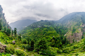 Obraz premium Parvati river and local houses in manikaran village in parvati valley at himachal pradesh state of India.