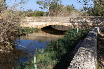 Kanal und alte Steinbrücke im Natura 2000 Schutzgebiet Albufera auf Mallorca © HPE