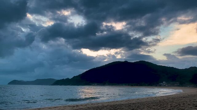Time-lapse fim de tarde com muitas nuvens. O c&eacute;u carregado e ao fundo, algumas montanhas cobertas com vegeta&ccedil;&atilde;o de Mata Atl&acirc;ntica.