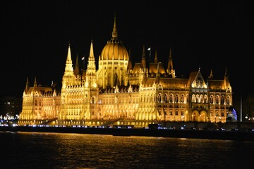 Fototapeta premium ブダペストの国会議事堂のライトアップ