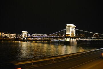 Obraz premium 夜のセーチェーニ鎖橋