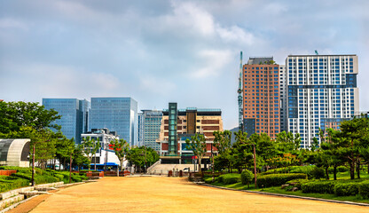 Obraz premium Captivating Skyline of Seoul Viewed from Jongmyo Square Park, South Korea