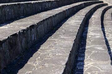 川の土手に作られた横長の階段