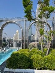 Fototapeta premium swimming pool on the roof top with a city view
