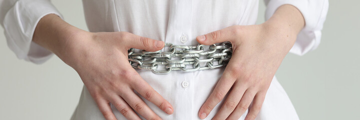 Woman with chain belt suffers from heaviness in stomach