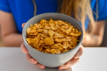 Miska pełna chrupiących płatków śniadaniowych kukurydzianych