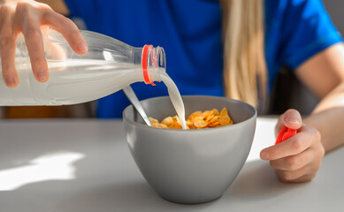 Zalewać kukurydziane płatki śniadaniowe świeżym mlekiem z bliska © Paweł Kacperek