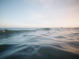 Obraz premium Ocean waves with soft ripples in the morning light