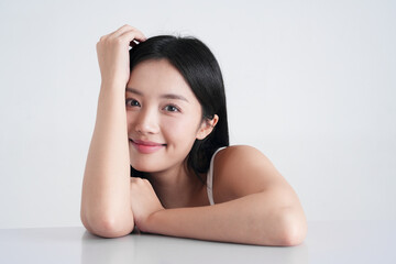 光と影の背景で撮影をしたキュートな女性のナチュラルな美容イメージ