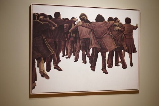 El Abrazo von Juan Genoves im Museum der zeitgen&ouml;ssischen Kunst (MAC) in Lissabon am 17.10.2024