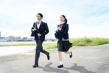 青空の下を走る学生