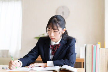 自宅で勉強する学生