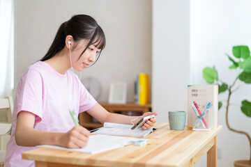 自宅で勉強する学生