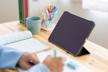 自宅で勉強する学生