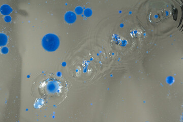 farbe tropfen wasser blau perspektove von unten froschperspektive