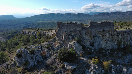 vue aérienne du chateau d'Opoul dans les Pyrénées Orientales