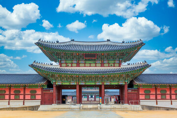 Fototapeta premium Gyeongbokgung palace in Seoul City, South Korea, Gyeongbokgung palace landmark of Seoul, South Korea, Korean wooden traditional house in Gyeongbokgung the main royal palace, Seoul, South Korea.