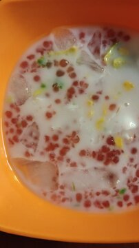 Es Oyen consists of avocado, young coconut and young jackfruit topped with sweetened condensed milk sauce and lots of shaved ice.