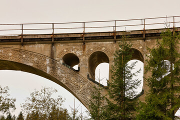 Fototapeta premium Seitenansicht der historischen Bogenkonstruktion am Finsterer Grund Viadukt, gemauerte Eisenbahnbrücke im Thüringer Wald bei Neuhaus am Rennweg, Landkreis Sonneberg, Thüringen, Deutschland