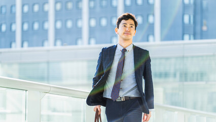 オフィス街を歩く男性ビジネスマン