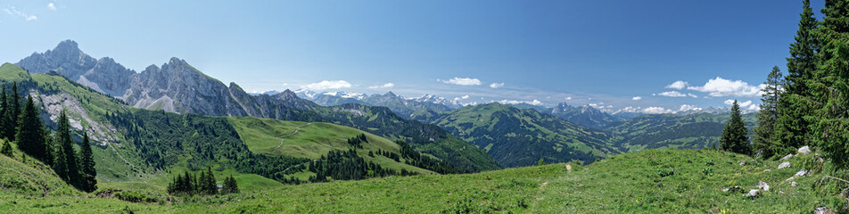 Naklejka premium Vue magnifique panoramique sur les montagnes avoisinantes à Seebergsee en Suisse