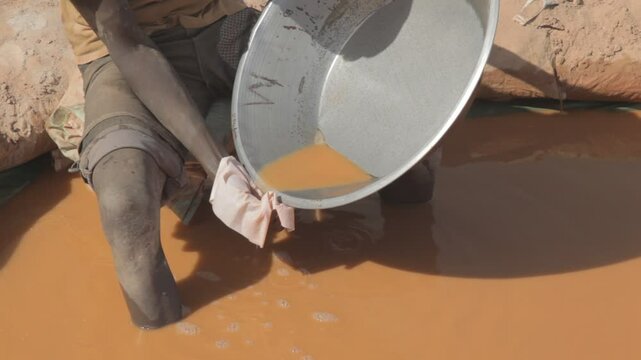 Sudan, Khartoum State, Alkhanag, men searching for gold