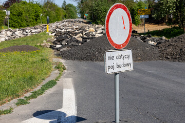 Roboty drogowe, remont drogi zerwany asfalt. Droga w budowie. © Jarekfoto