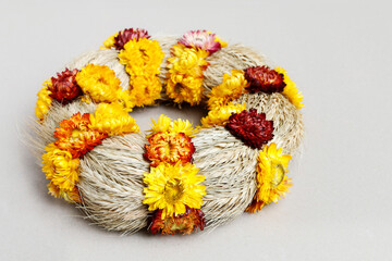 A door wreath with helichrysum bracteatum - everlasting flowers. Step by step, tutorial.