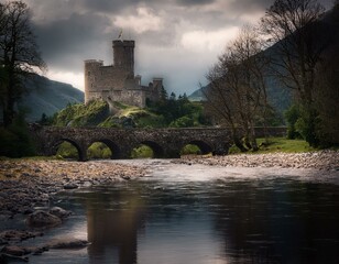 Castillo medieval, a orillas del r&iacute;o junto a un puente en un dia de niebla