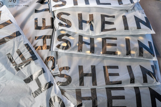 sacs d'achats sur le site Shein, &eacute;criture de la marque sur ses livraisons, fast fashion