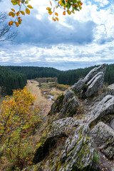 Bieley-Felsen - Das "Matterhorn der Eifel" an der Narzissenroute im Herbst bei Höfen, Eifel