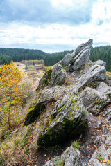 Bieley-Felsen - Das "Matterhorn der Eifel" an der Narzissenroute im Herbst bei Höfen, Eifel