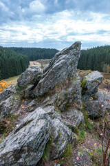 Bieley-Felsen - Das "Matterhorn der Eifel" an der Narzissenroute im Herbst bei Höfen, Eifel