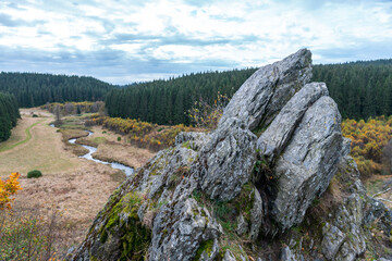 Bieley-Felsen - Das "Matterhorn der Eifel" an der Narzissenroute im Herbst bei Höfen, Eifel