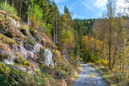 Wanderweg zu den Bieley-Felsen - Das "Matterhorn der Eifel" im Herbst auf der Narzissenroute bei H&ouml;fen, im Perlenbachtal 
