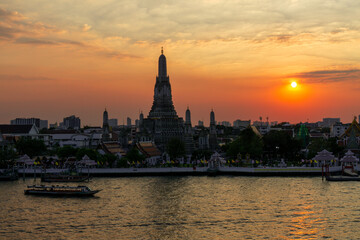 Fototapeta premium Sunset over Wat Arun in Bangkok (Thailand)