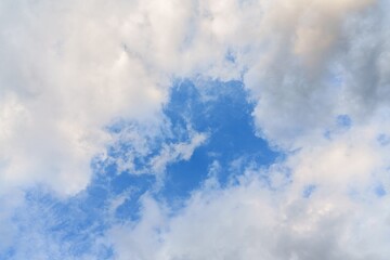 Obraz premium Stunning High Resolution Blue Sky Background with Detailed Clouds for Various Media Uses