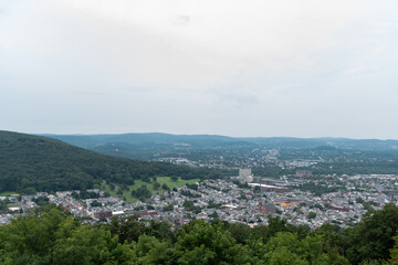 Obraz premium A scenic overview of Reading, Pennsylvania from atop the Pagoda Mountain.