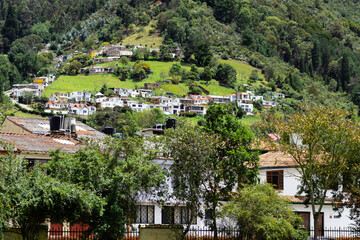 Pueblo con casa blancas en una monta&ntilde;a