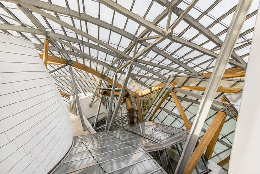 Magnifique verri&egrave;re  &agrave; l'int&eacute;rieur de la fondation Louis Vuitton 