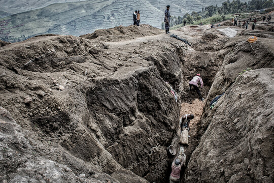 Artisanal Coltan - manganese - cobalt mining in Mudere mine under control of Nyatura militia, town of Rubaya, North Kivu region (Democratic Republic of Congo, Africa).

