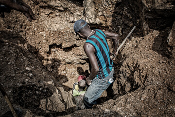 Artisanal Coltan - manganese - cobalt mining in Mudere mine under control of Nyatura militia, town...