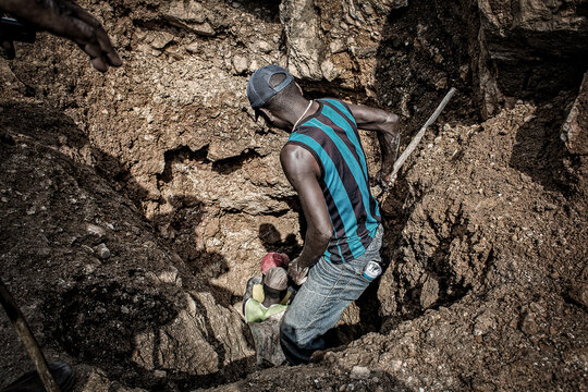 Artisanal Coltan - manganese - cobalt mining in Mudere mine under control of Nyatura militia, town of Rubaya, North Kivu region (Democratic Republic of Congo, Africa).

