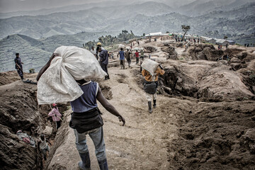 Fototapeta na wymiar Artisanal Coltan - manganese - cobalt mining in Mudere mine under control of Nyatura militia, town of Rubaya, North Kivu region (Democratic Republic of Congo, Africa).