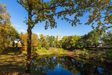 Blick auf die Teufelskuhle und das Kr&ouml;peliner Tor in der Hansestadt Rostock im Herbst