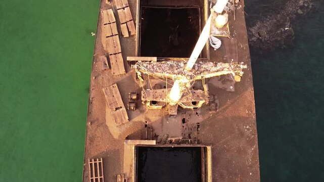 barco encallado en playa de agua verde turquesa
