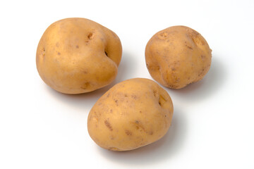 白い背景に佇む3個のジャガイモ